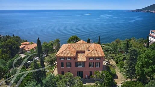 Unique property with 180° sea view