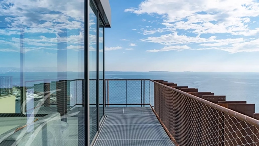 Wunderschönes modernes Haus mit Blick auf das Meer