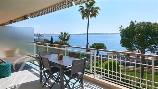 Beautiful seafront apartment direct beach access