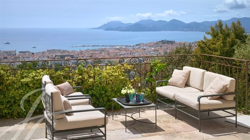 Hauteurs de Cannes Sublime vue mer pour cette magnifique villa dans un rare domaine gardé