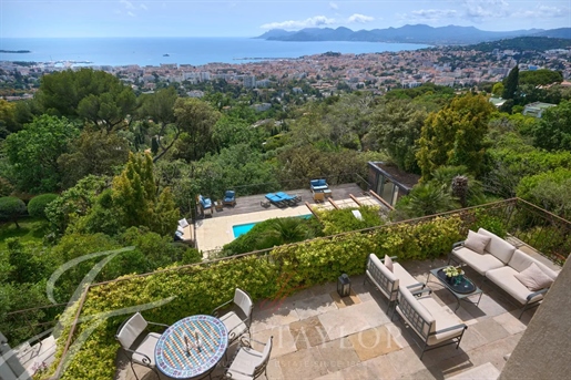 Hauteurs de Cannes Sublime vue mer pour cette magnifique villa dans un rare domaine gardé