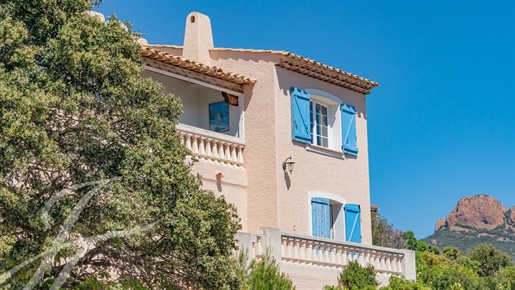 Seafront provencal villa walking distance to the beach