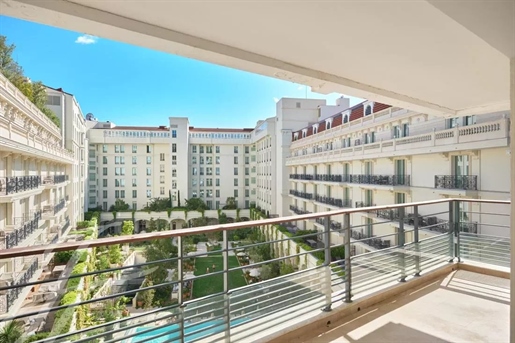 Cannes centre luxurious large apartment on upper floor