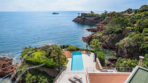 Exceptional waterfront villa with direct access to the sea