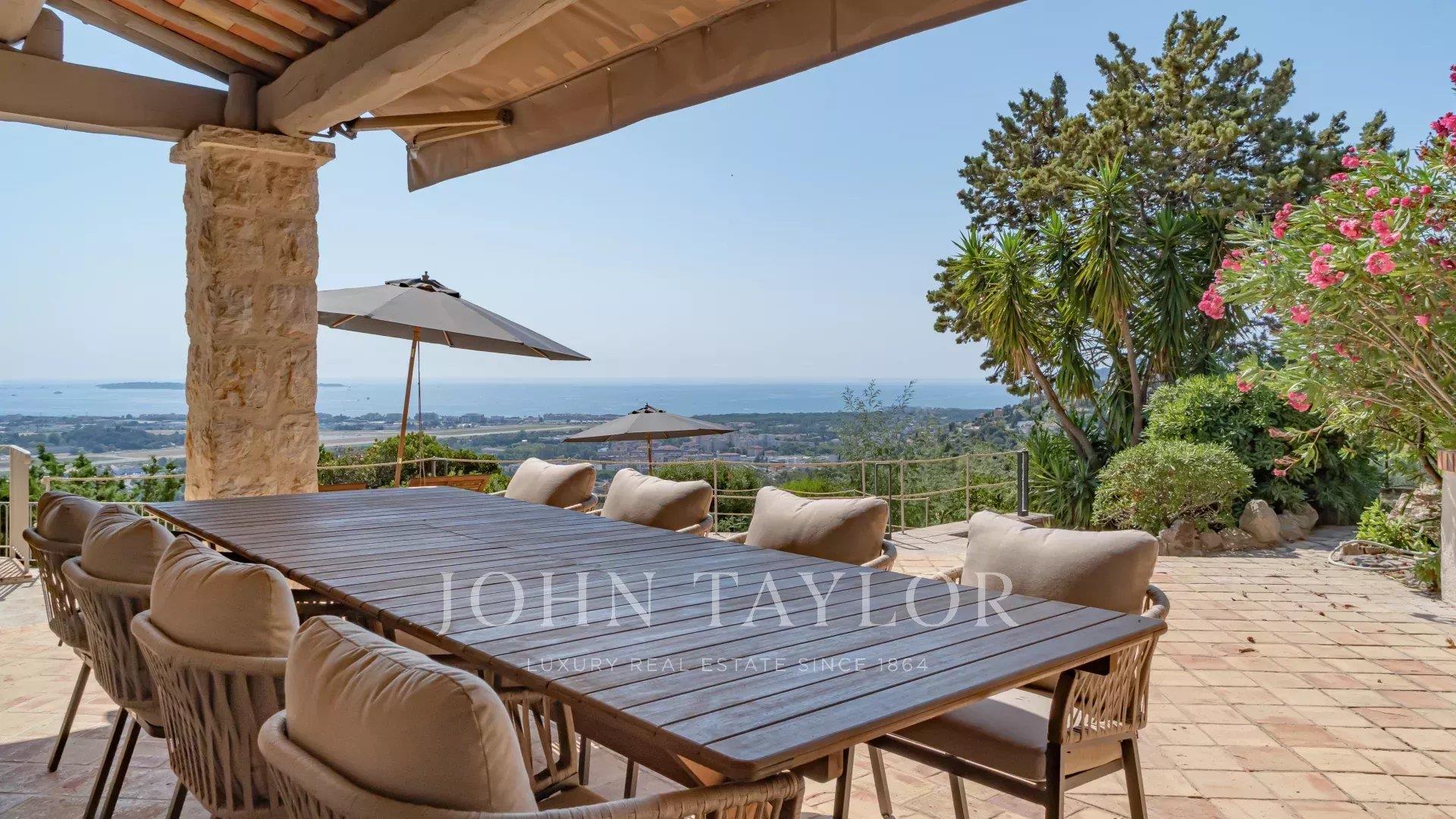 Bela propriedade renovada com vista panorâmica para o mar
