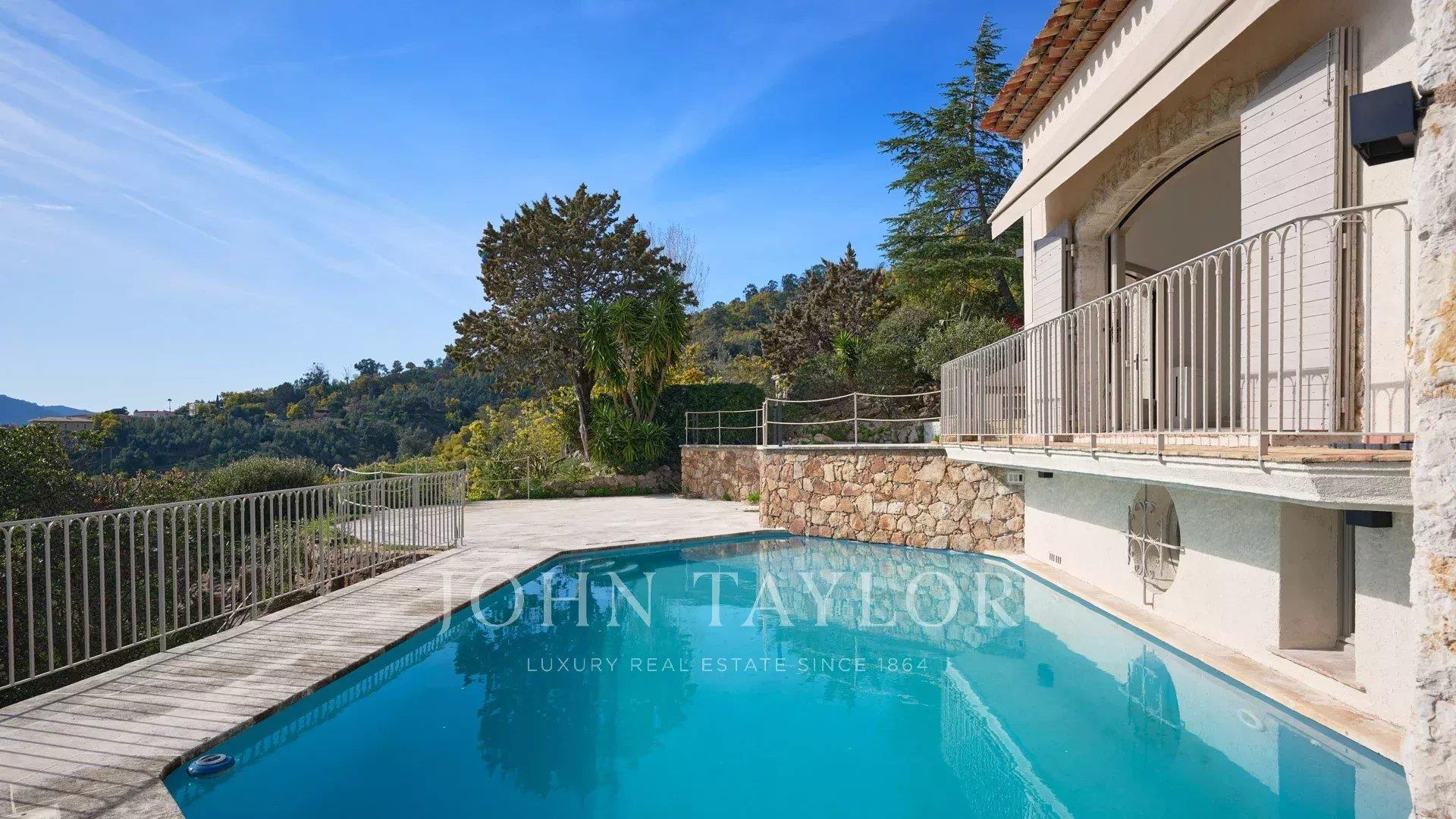 Bela propriedade renovada com vista panorâmica para o mar