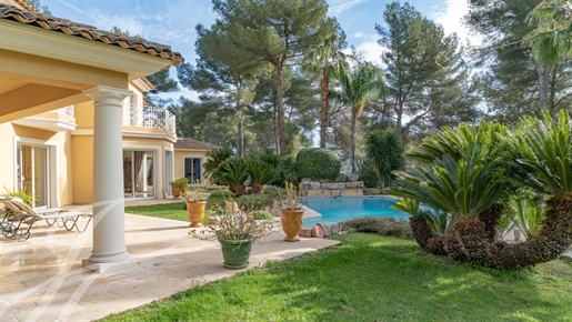 Mougins, a superb neo-Provençal villa on a gated estate