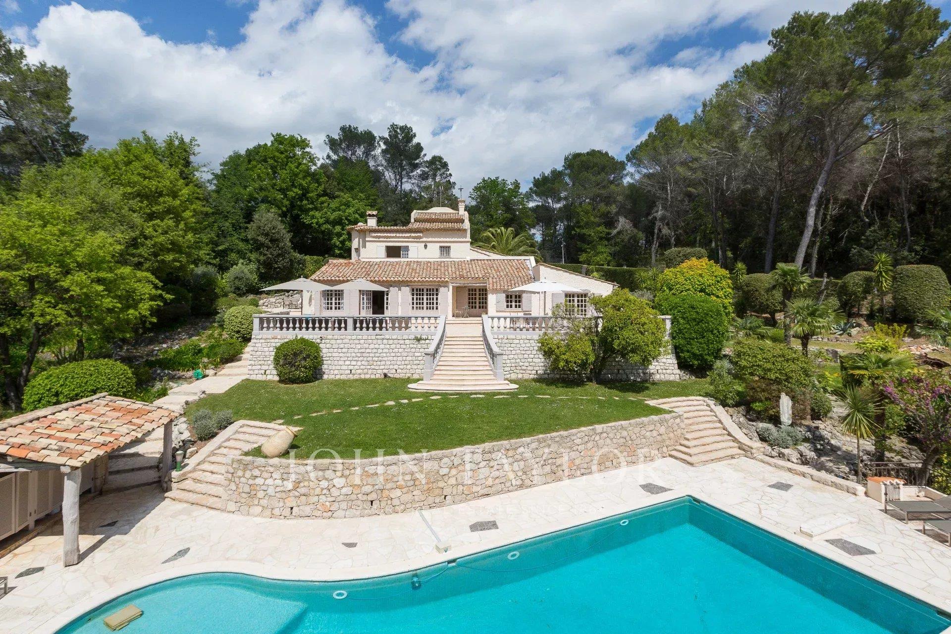 Casa de charme com campo de ténis na maior tranquilidade em Roquefort-les-Pins