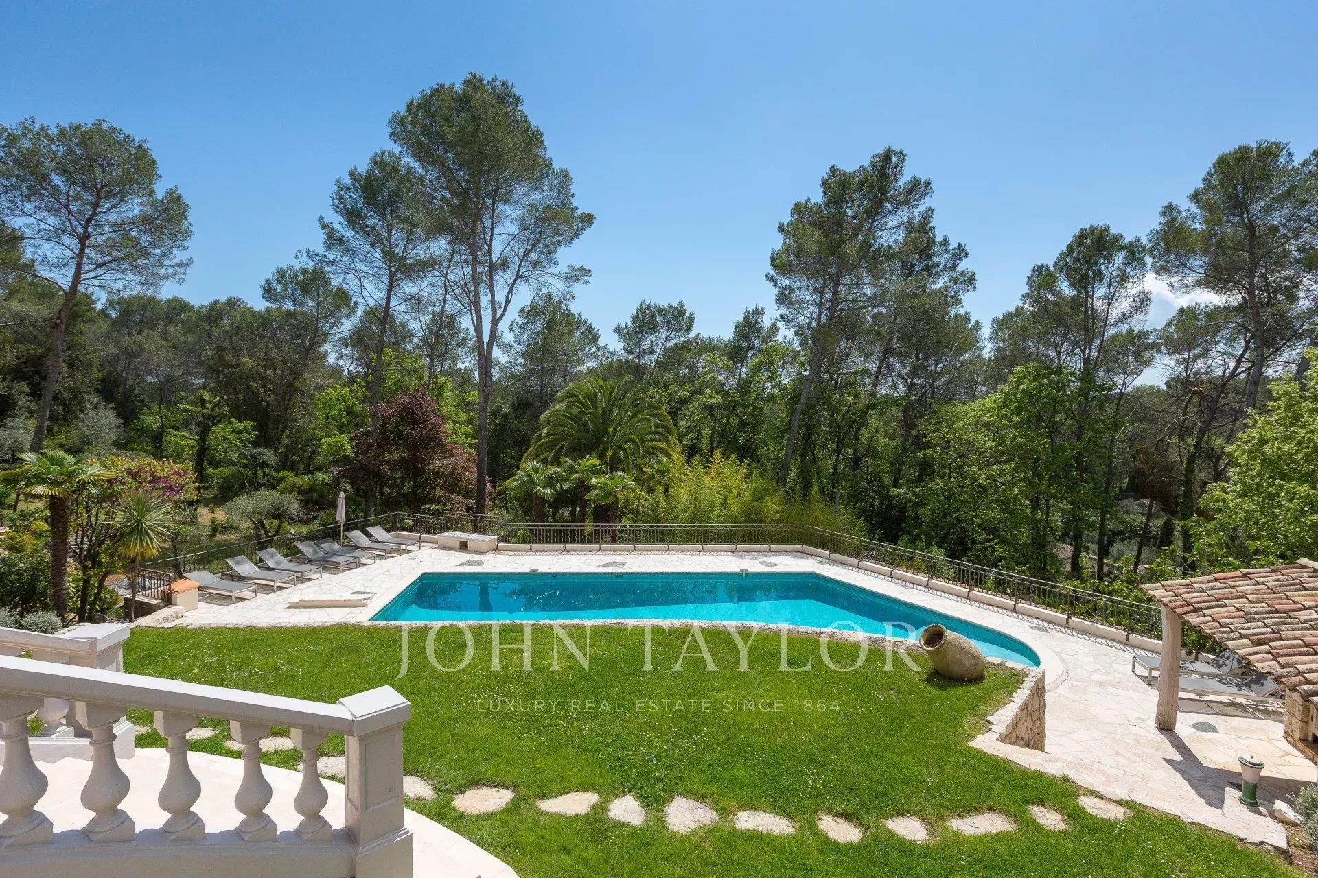 Casa de charme com campo de ténis na maior tranquilidade em Roquefort-les-Pins