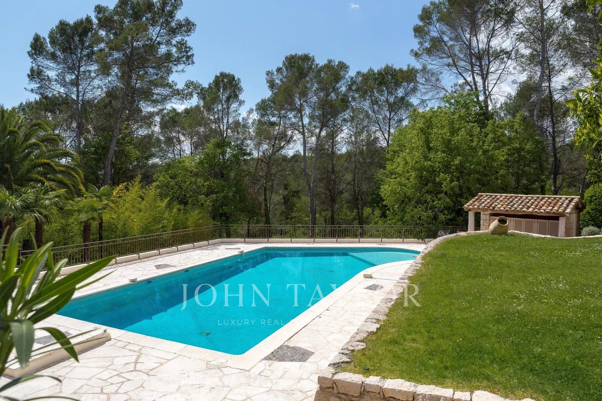 Casa de charme com campo de ténis na maior tranquilidade em Roquefort-les-Pins
