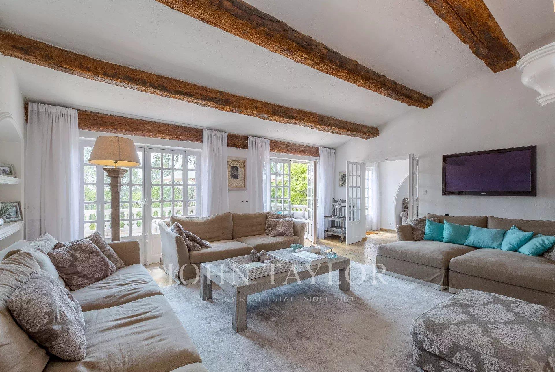 Casa de charme com campo de ténis na maior tranquilidade em Roquefort-les-Pins