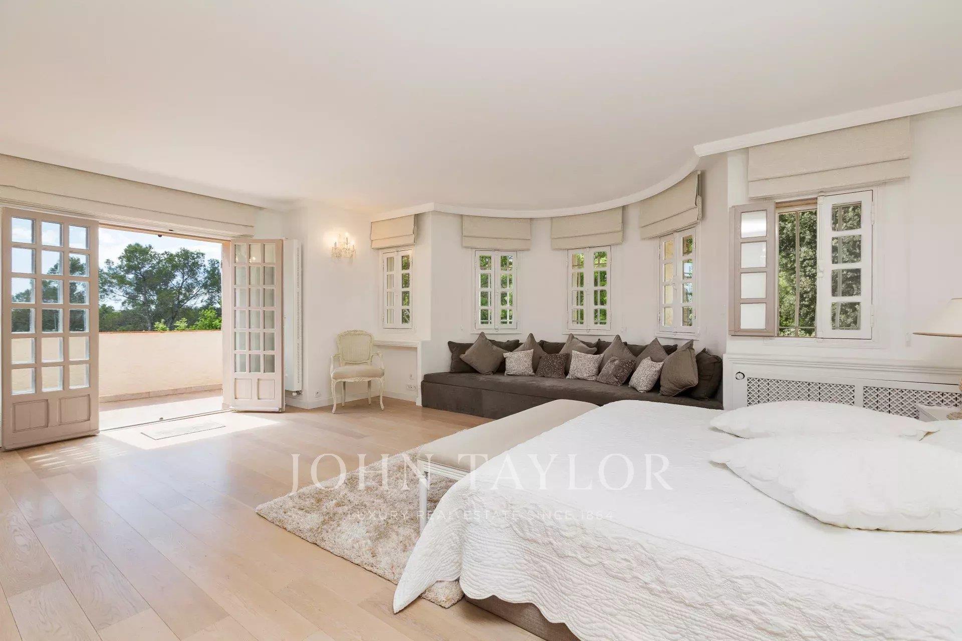 Casa de charme com campo de ténis na maior tranquilidade em Roquefort-les-Pins