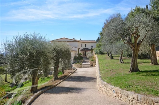 Magnifik provencalsk villa, ett mästerverk av renovering, med hisnande panoramautsikt över havet