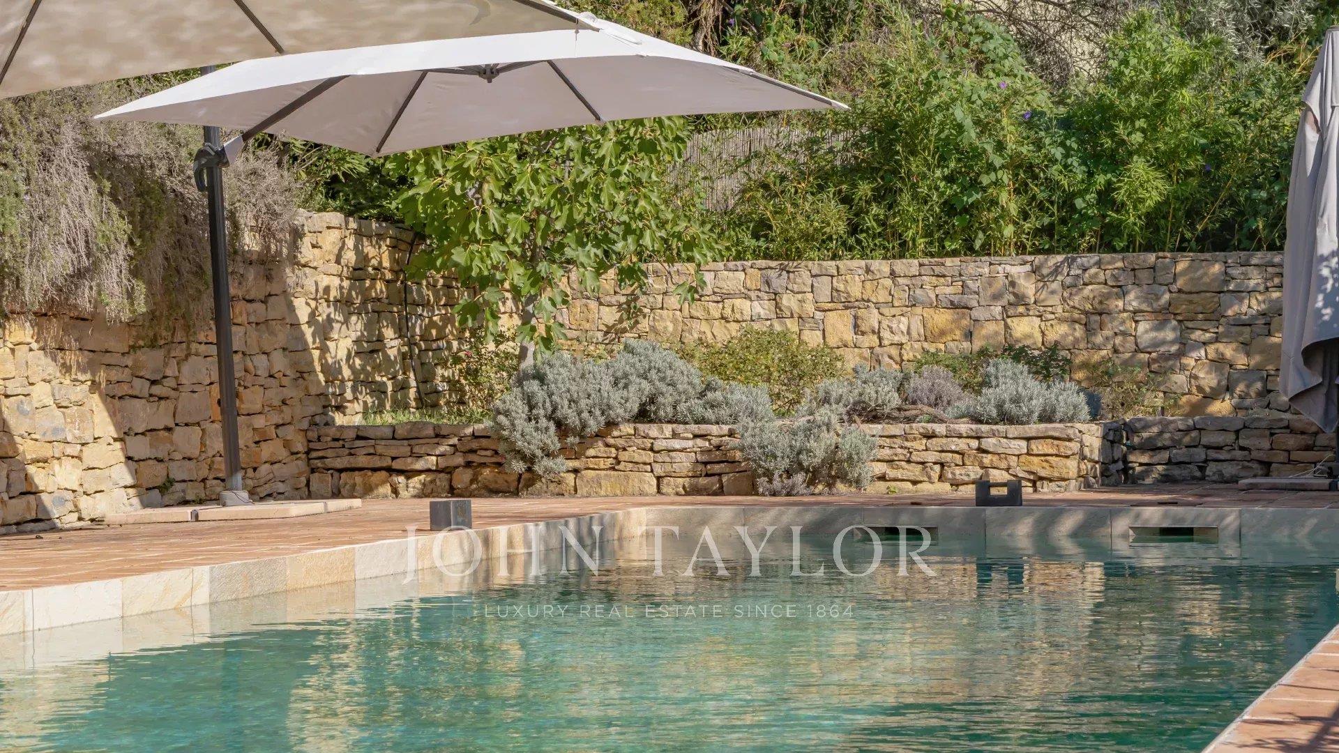 Residência de charme no coração de um olival com vista para as colinas e o mar