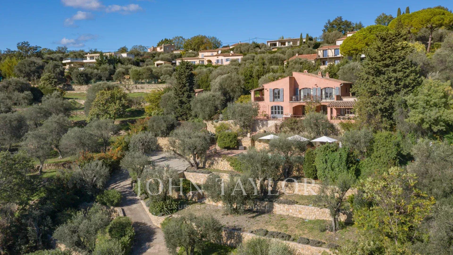 Residência de charme no coração de um olival com vista para as colinas e o mar