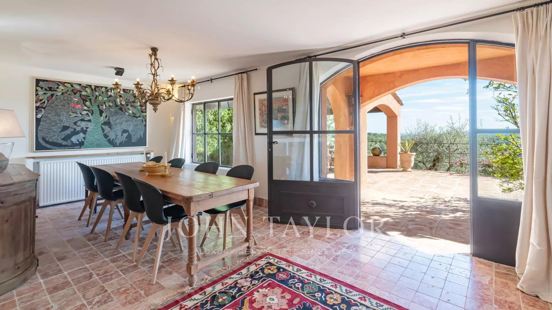 Residência de charme no coração de um olival com vista para as colinas e o mar