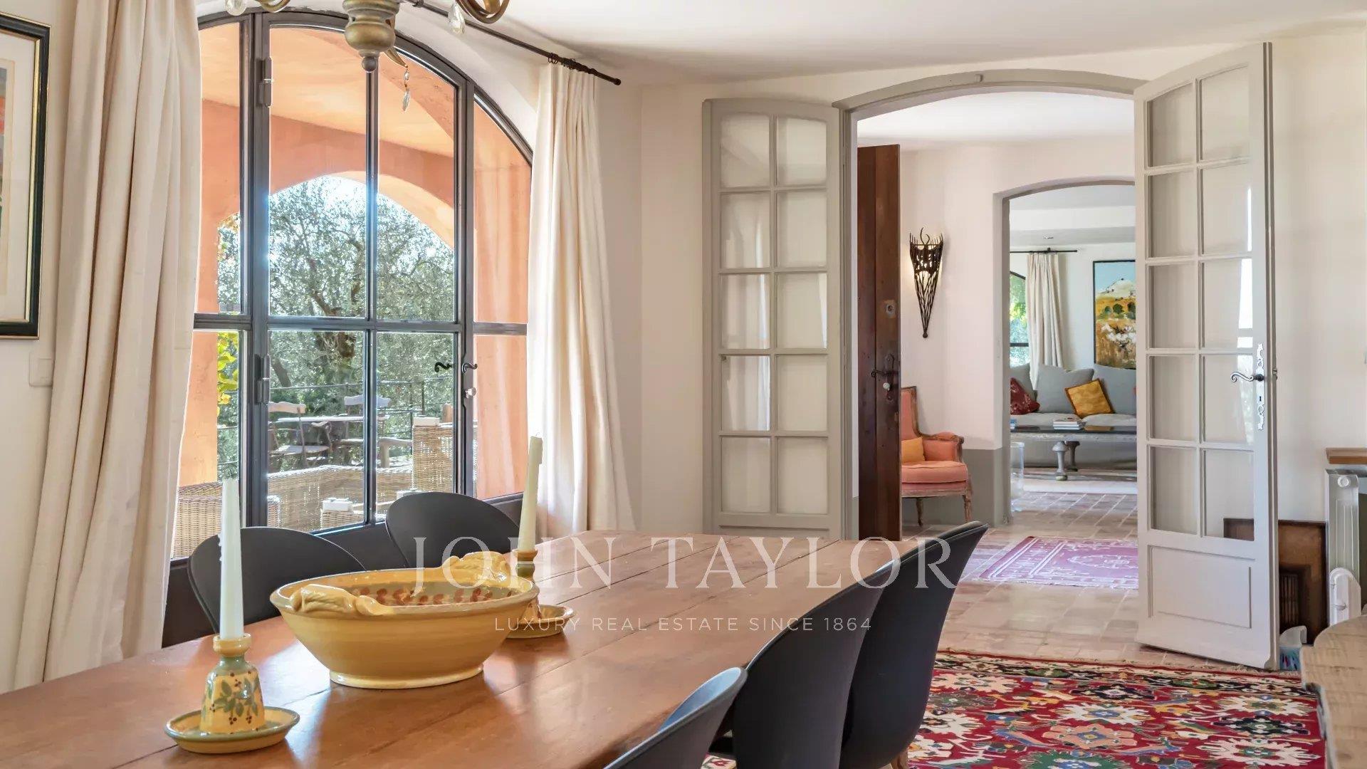 Residência de charme no coração de um olival com vista para as colinas e o mar