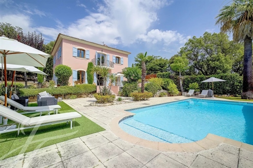 Outstanding villa in a very quiet setting
