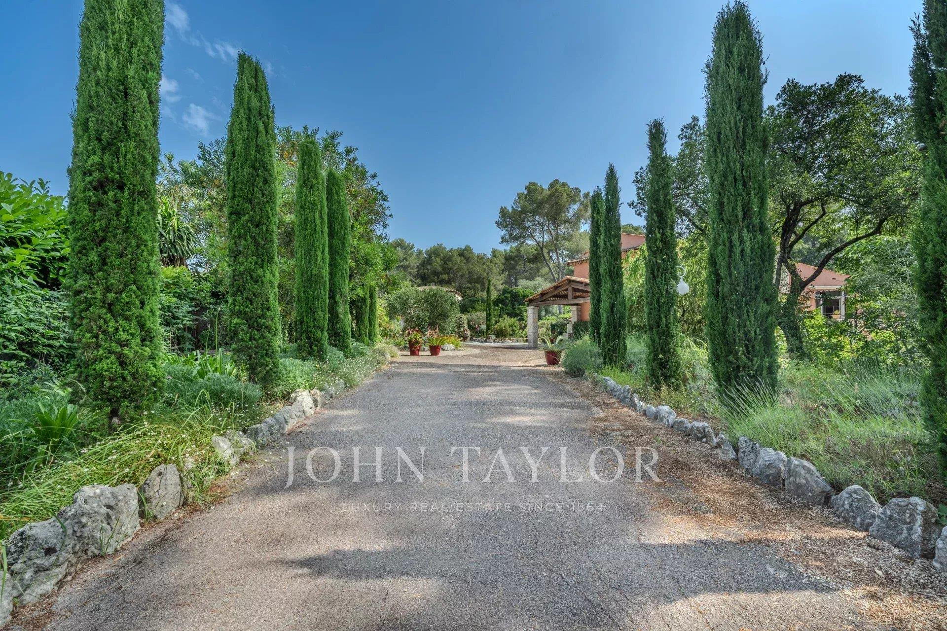 Roquefort-Les-Pins - Beautiful Character Villa in a Peaceful Setting
