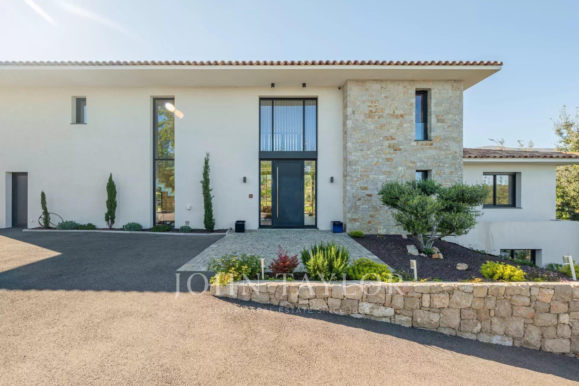 Exceptional Contemporary Villa in a Peaceful Setting