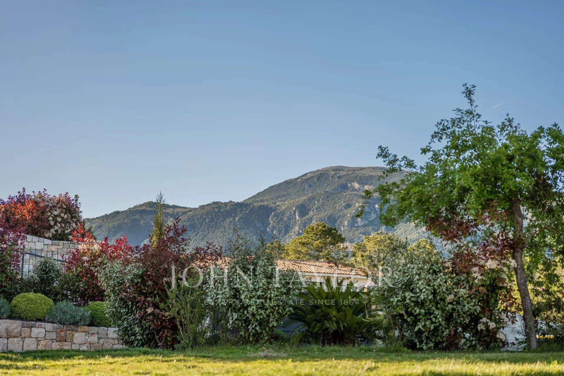 Exceptional Contemporary Villa in a Peaceful Setting