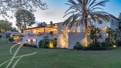 Biot - Sumptuous villa in the heart of a prestigious estate