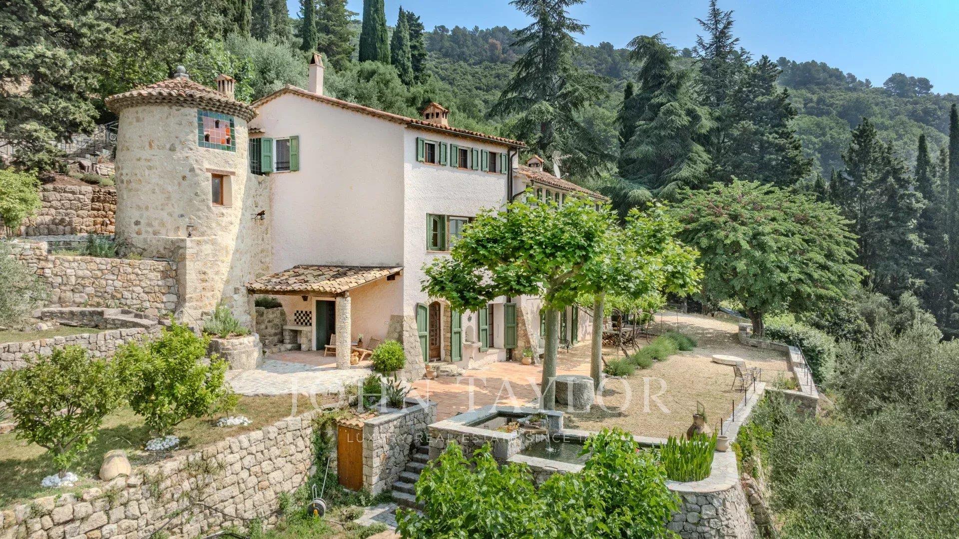 Ancien moulin à huile du 18ème avec vue panoramique jusqu’à la mer