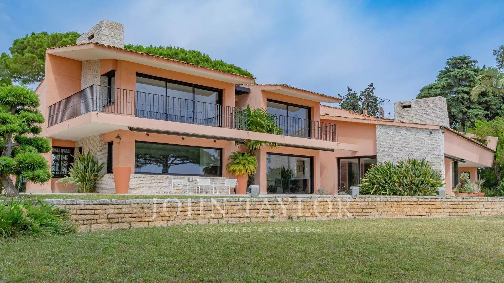 Luxuosa Vila com Vista para o Mar em Nice