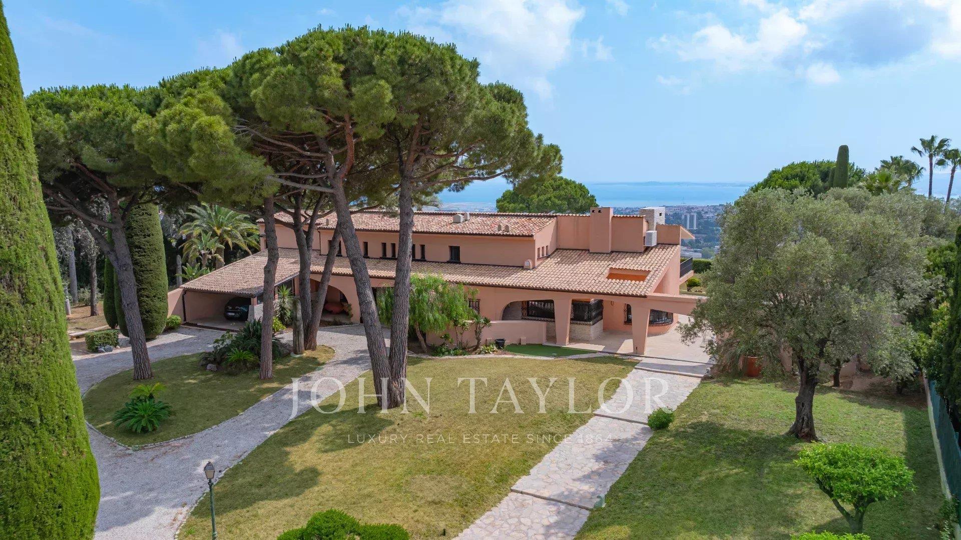 Luxuosa Vila com Vista para o Mar em Nice