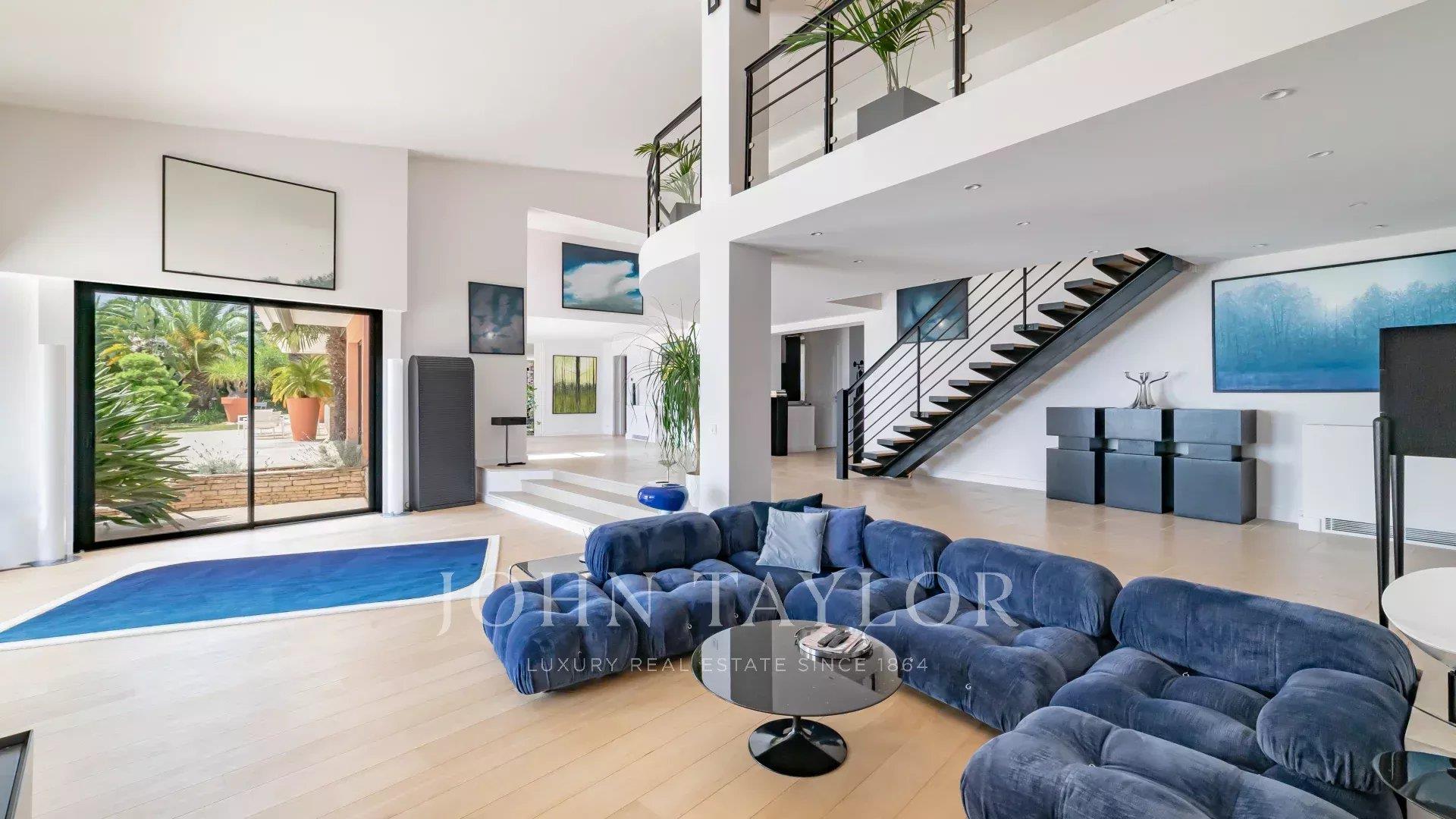 Luxuosa Vila com Vista para o Mar em Nice
