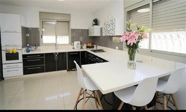 Amazing apartment, in a new boutique building, 125Sqm, in Netanya