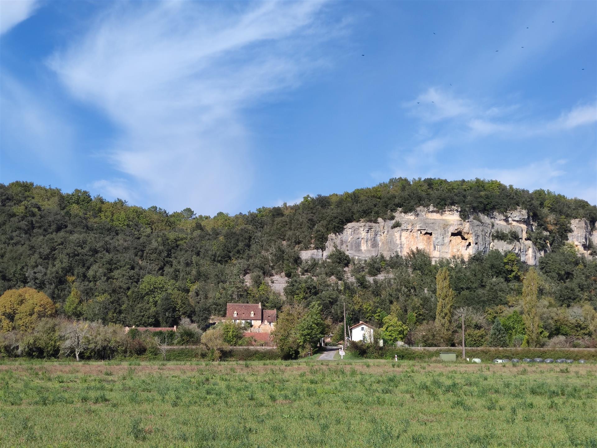 Les Eyzies - Prodaje se kamena kuća s 3 spavaće sobe, stajom i vrtom.