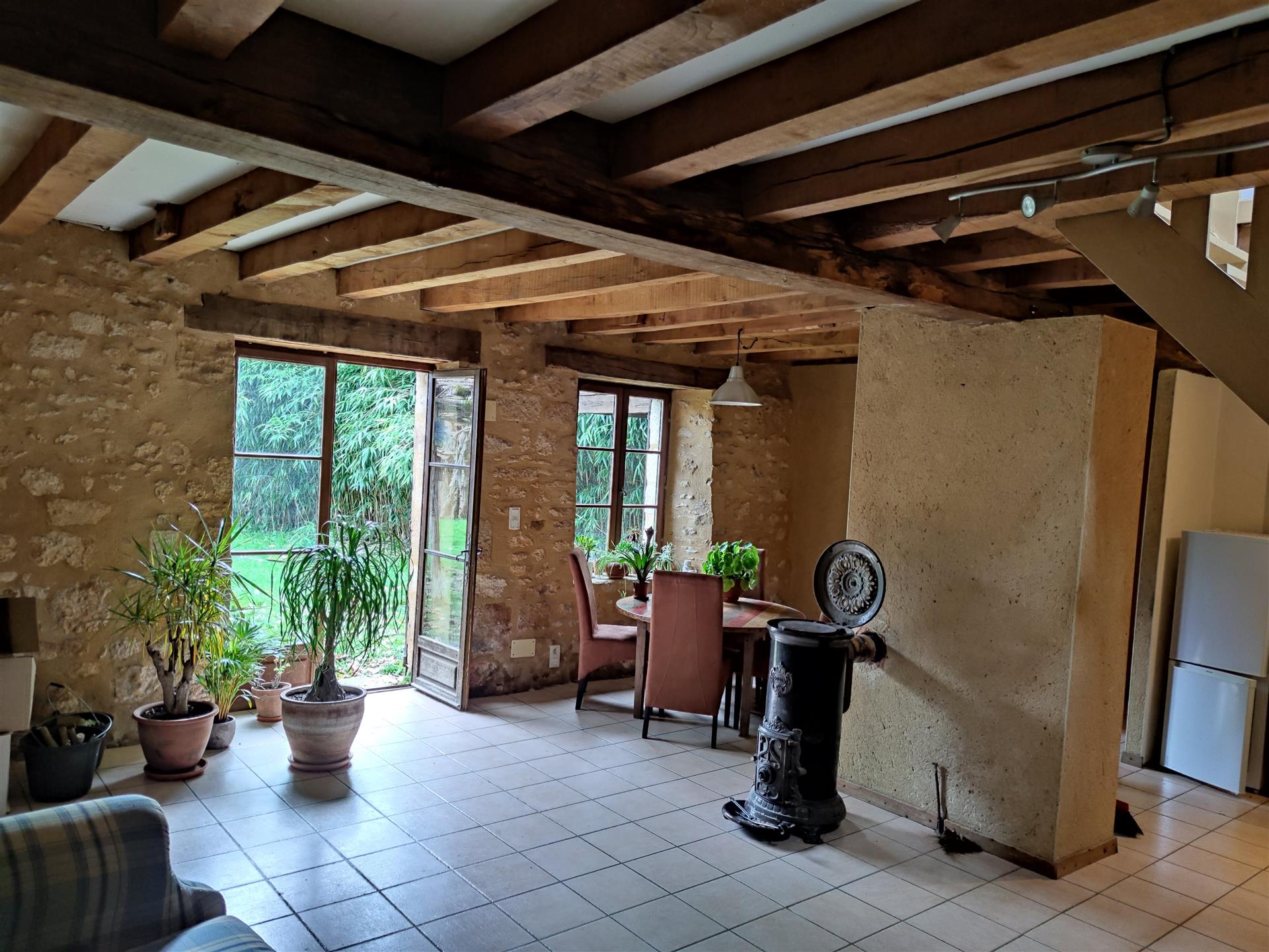 Les Eyzies - Prodaje se kamena kuća s 3 spavaće sobe, stajom i vrtom.