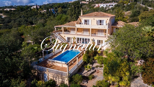 Een prachtige en ruime villa met 6 slaapkamers en een weids uitzicht op zee in Santa Barbara de Nexe