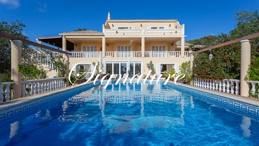 A magnificent and spacious 6 bedroom villa with a extensive sea views in Santa Barbara de Nexe