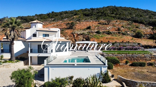 Opportunity : 3 bedroom villa, completely renovated and furnished, with an astonishing sea view in S