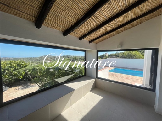 Marvelous large sea View for this fully renovated charming 3 bedroom quinta in Santa Barbara de Nexe