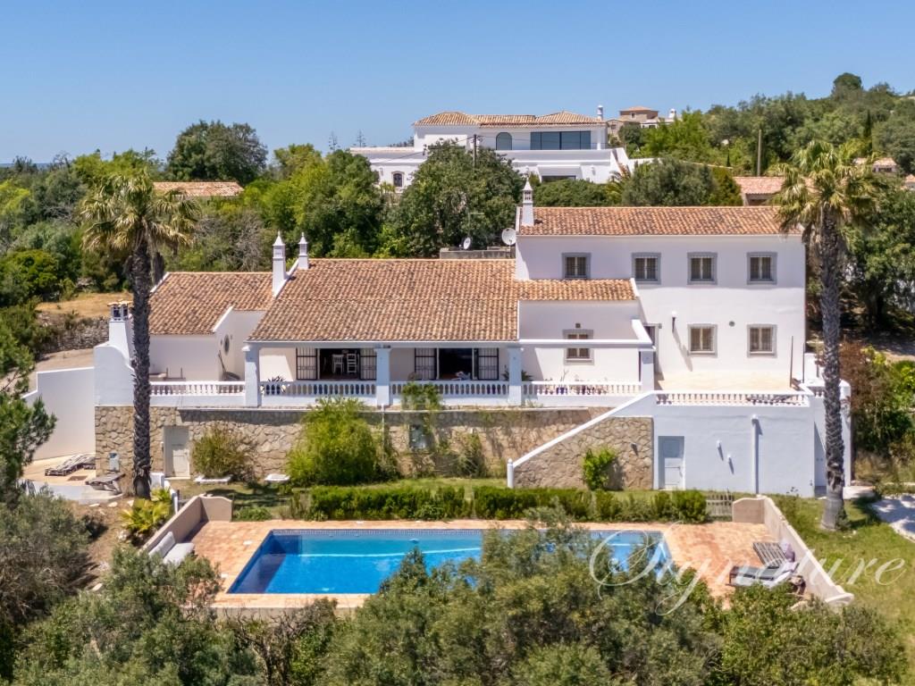 Charmante villa met 5 slaapkamers en panoramisch uitzicht op zee in Poço Geraldo, Loulé.