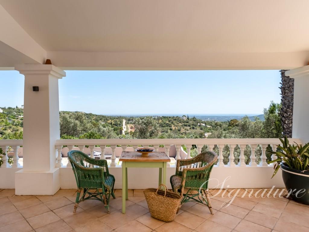 Charmante villa met 5 slaapkamers en panoramisch uitzicht op zee in Poço Geraldo, Loulé.