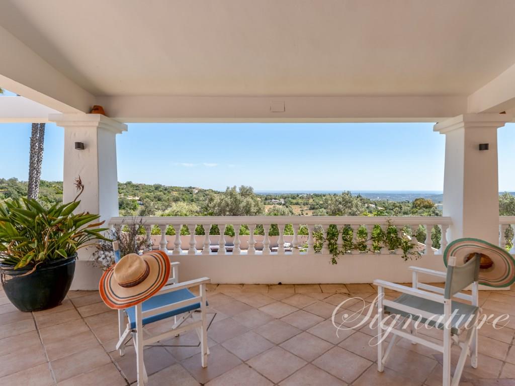 Charmante villa met 5 slaapkamers en panoramisch uitzicht op zee in Poço Geraldo, Loulé.