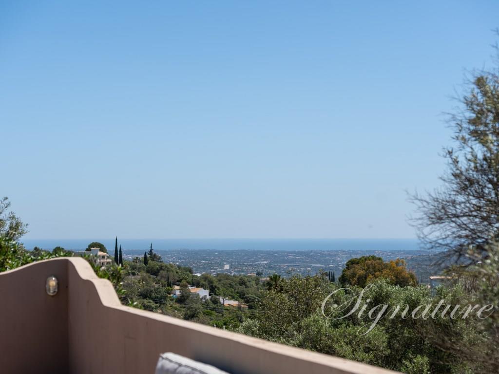 Charmante villa met 5 slaapkamers en panoramisch uitzicht op zee in Poço Geraldo, Loulé.