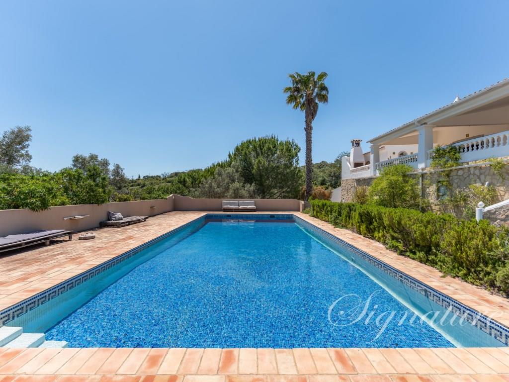 Charmante villa met 5 slaapkamers en panoramisch uitzicht op zee in Poço Geraldo, Loulé.