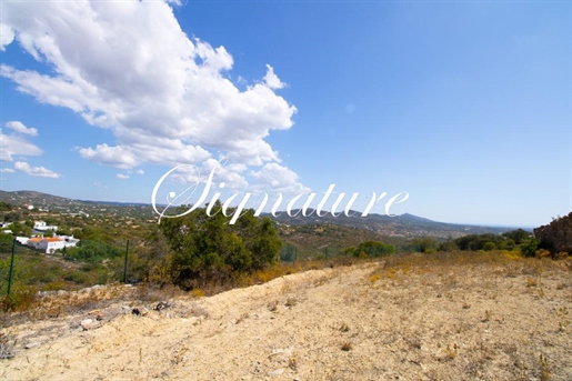 On the gentle hills of Santa Barbara, with a sea view to the East, a plot of 6240 m2 , completely fe