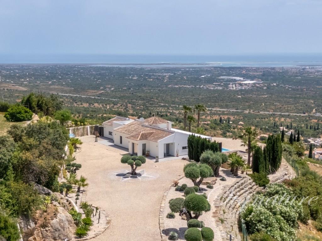 Stunning contemporary villa with fantastic seaviews in Estoi