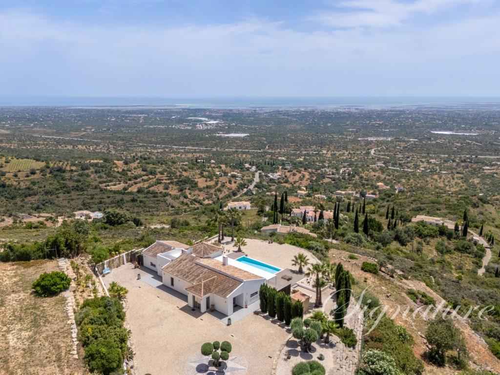 Stunning contemporary villa with fantastic seaviews in Estoi