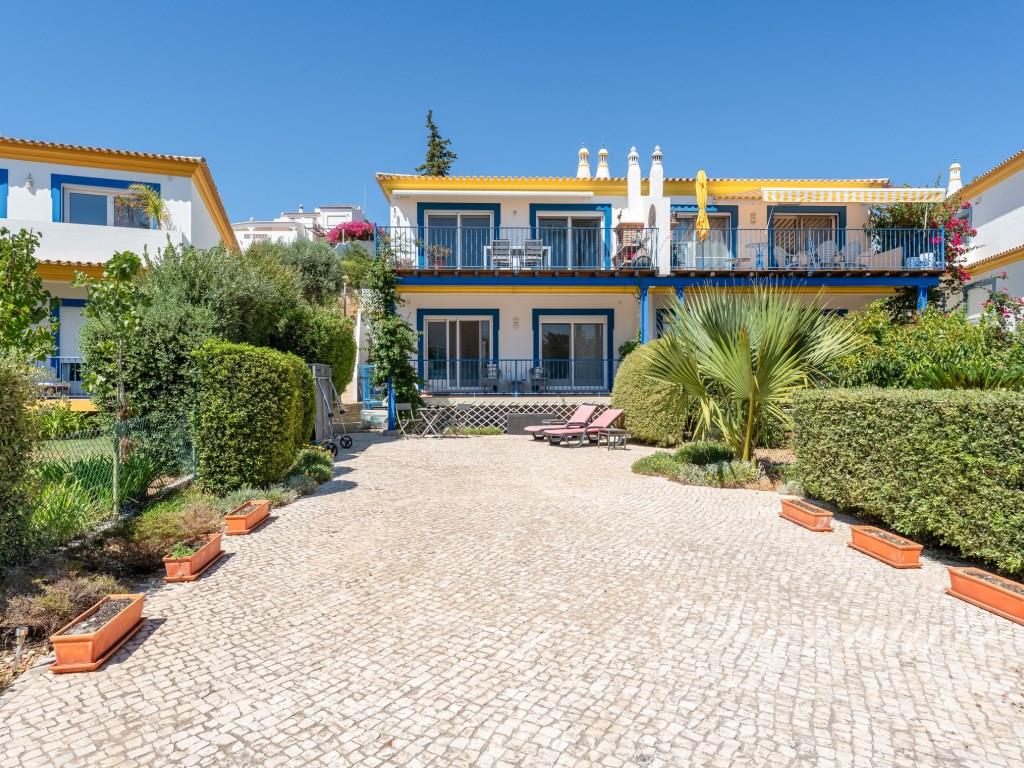 Excellent investment opportunity - Pleasant semi-detached 4 bedroom villa close to Santa Bárbara de