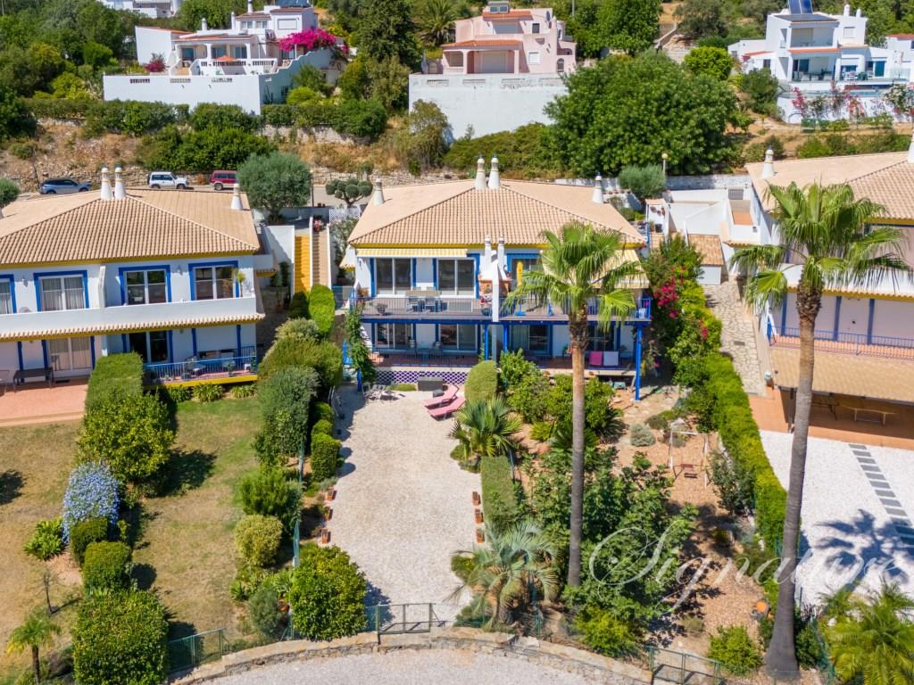 Excellent investment opportunity - Pleasant semi-detached 4 bedroom villa close to Santa Bárbara de