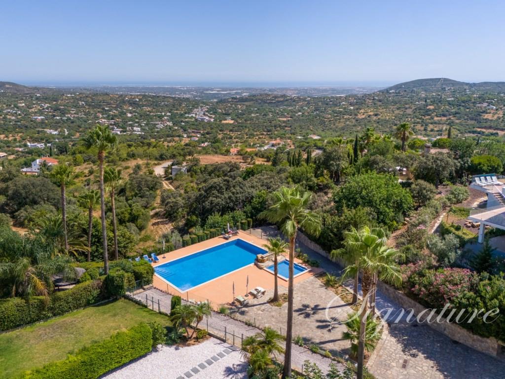 Excellent investment opportunity - Pleasant semi-detached 4 bedroom villa close to Santa Bárbara de