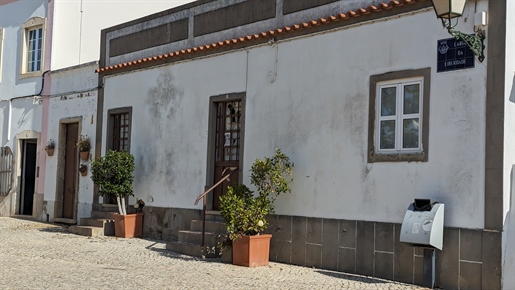 Para renovação: encantadora casa antiga com espaçosa açoteia no centro historico da aldeia de Estoi