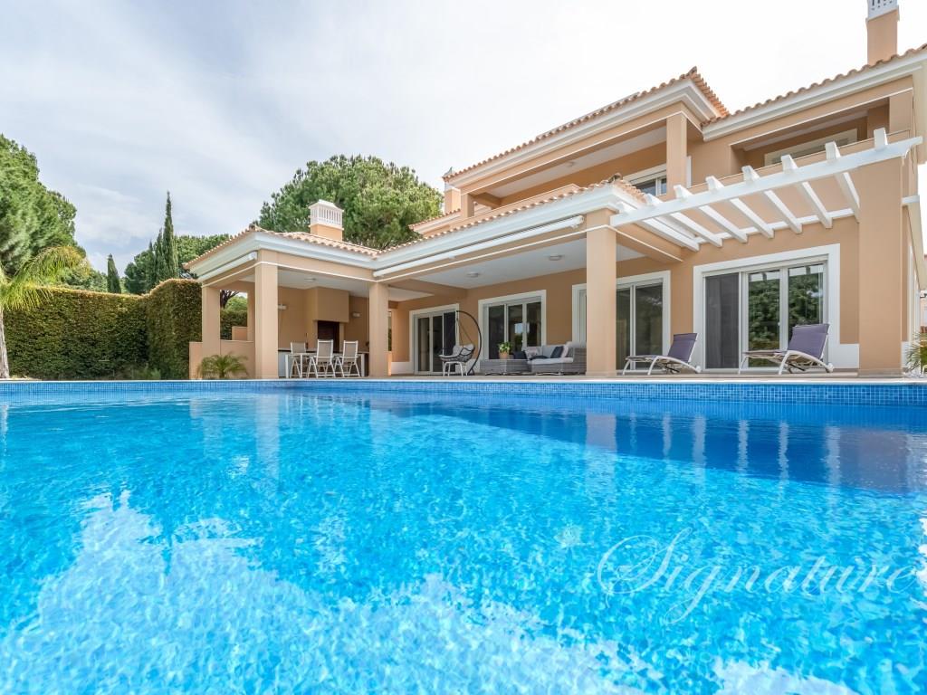 Beautifully presented 4-bedroom villa in Vila Sol